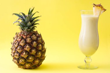 Pina colada sarı arka plan üzerinde kokteyl