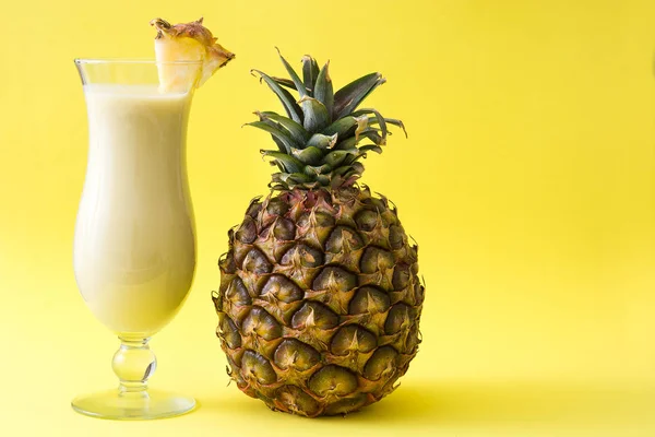 Koktail Pina colada pada latar belakang kuning — Stok Foto