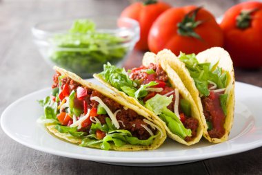 Et ve sebze ahşap arka plan üzerinde ile geleneksel Meksika tacos
