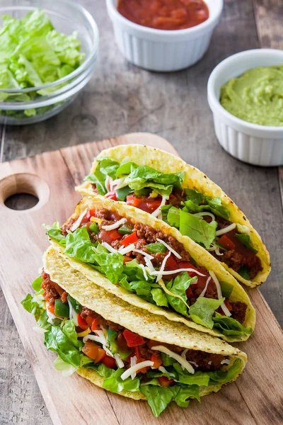 Tacos mexicanos tradicionales con carne y verduras sobre fondo de madera — Foto de Stock