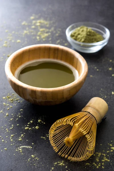 Té verde matcha en un tazón y batidor de bambú en pizarra negra —  Fotos de Stock