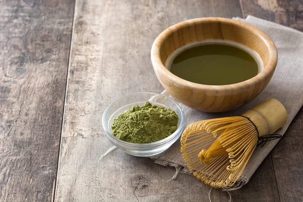 Bir kase ve bambu çırpma teli ahşap masa üzerinde Matcha yeşil çay — Stok fotoğraf
