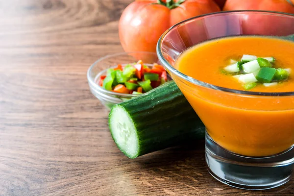 Traditionella spanska kall gazpacho soppa och ingredienser på träbord — Stockfoto
