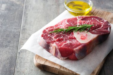 Ahşap arka planda çiğ et