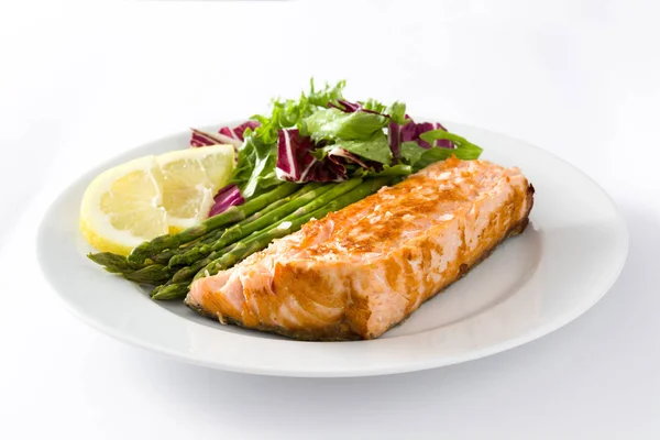 Filete de salmón a la parrilla con espárragos y ensalada en plato aislado sobre fondo blanco — Foto de Stock