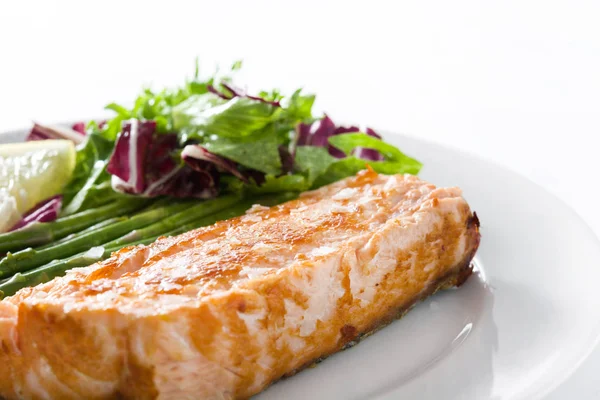 Filete de salmón a la parrilla con espárragos y ensalada en plato aislado sobre fondo blanco — Foto de Stock