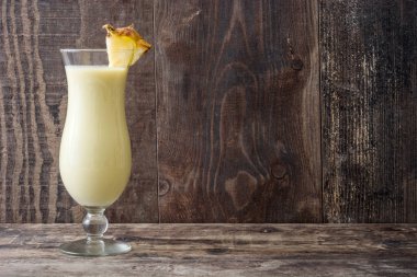 Pia colada ahşap arka plan üzerinde kokteyl. Boşaltmak
