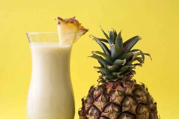 Pia colada cocktail on yellow background — Stock Photo, Image