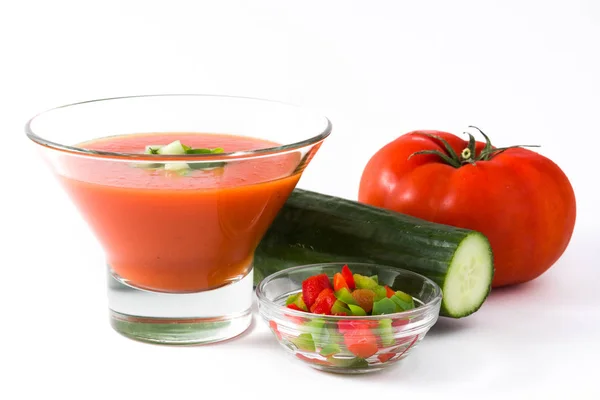 Traditionella spanska kall gazpacho och ingredienser soppa isolerad på vit bakgrund — Stockfoto