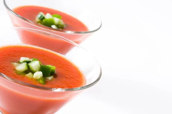 Sopa tradicional española de gazpacho frío aislada sobre fondo blanco — Foto de Stock