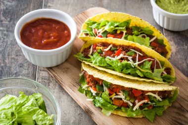 Et ve sebze ahşap arka plan üzerinde ile geleneksel Meksika tacos