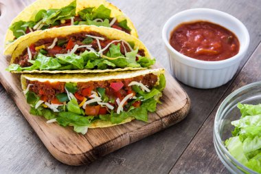 Et ve sebze ahşap arka plan üzerinde ile geleneksel Meksika tacos