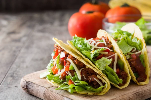 Et ve sebze ahşap arka plan üzerinde ile geleneksel Meksika tacos
