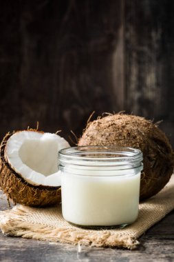 Tahta masada hindistan cevizi ve hindistan cevizi sütü.