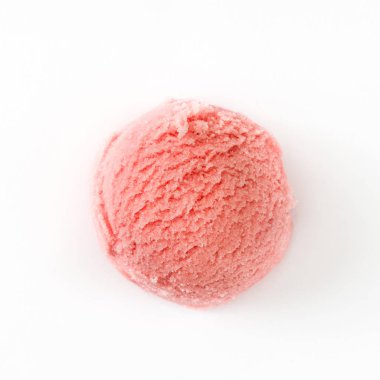 Beyaz arka plan üzerinde izole çilekli dondurma kaşık. Üstten Görünüm