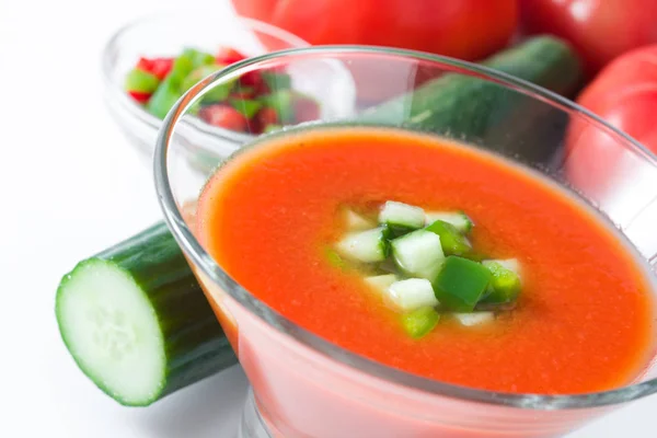 Traditionella spanska kall gazpacho soppa och ingredienser isolerad på vit bakgrund — Stockfoto
