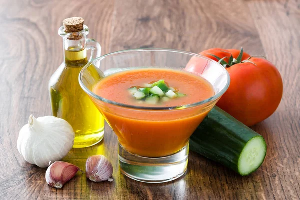 Traditionella spanska kall gazpacho soppa och ingredienser på träbord — Stockfoto