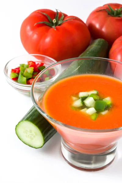 Traditionella spanska kall gazpacho soppa och ingredienser isolerad på vit bakgrund — Stockfoto