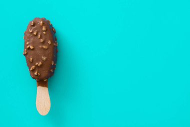 Mavi arka plan üzerinde siyah ve beyaz çikolatalı dondurma popsicles. 