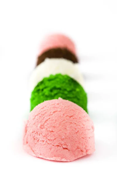 Variedad de cucharadas de helado, aisladas sobre fondo blanco. Espacio de copia . —  Fotos de Stock