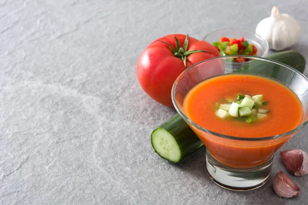 Traditionella spanska kall gazpacho soppa och ingredienser på grå sten — Stockfoto