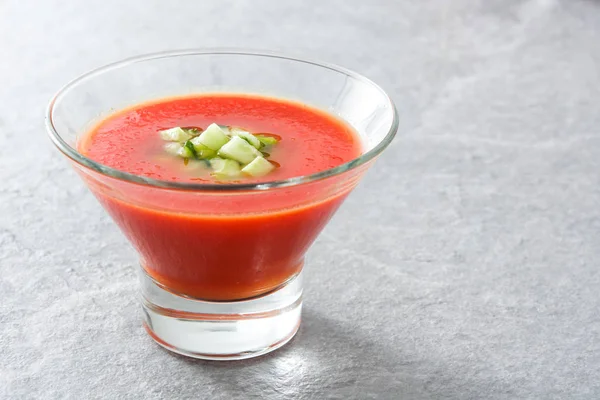 Sopa tradicional española de gazpacho frío sobre piedra gris — Foto de Stock