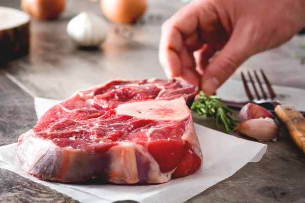 Preparación de plato de carne sobre fondo de madera —  Fotos de Stock