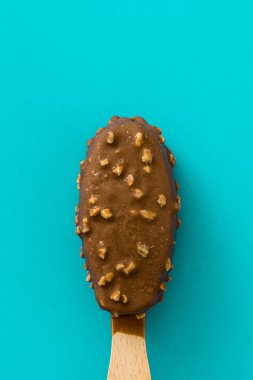 Mavi arka plan üzerinde siyah çikolatalı dondurma popsicles. 