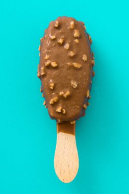 Mavi arka plan üzerinde siyah çikolatalı dondurma popsicles. 