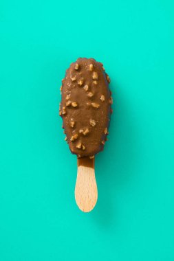 Mavi arka plan üzerinde siyah çikolatalı dondurma popsicles. 