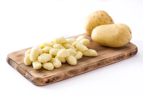 Ongekookt aardappel gnocchi geïsoleerd op witte achtergrond — Stockfoto
