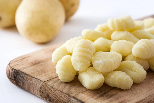 Beyaz arka plan üzerinde izole pişmemiş Patates gnocchi — Stok fotoğraf