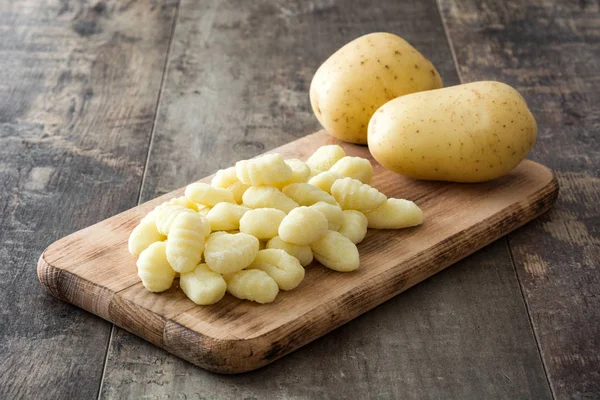 Uncooked potato gnocchi on wooden table — Stock Photo, Image