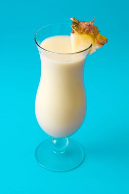 Pia colada mavi arka plan üzerinde kokteyl.