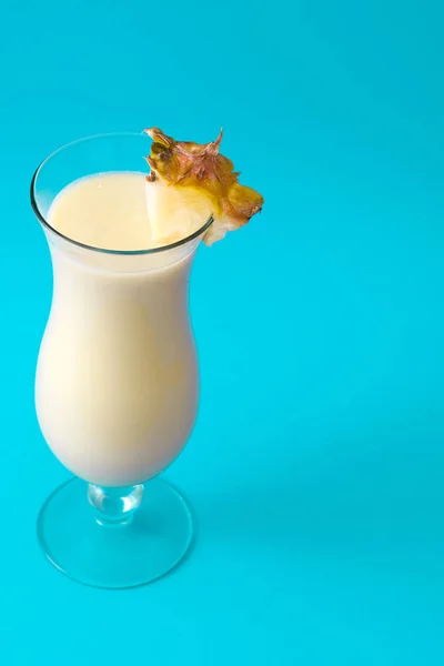 Pia colada cocktail pada latar belakang biru . — Stok Foto