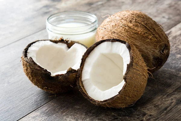 Кокосовое и кокосовое молоко на деревянном столе — стоковое фото