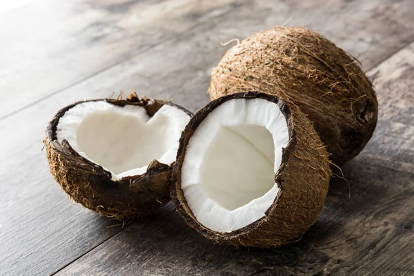 Frutos de coco sobre mesa de madera —  Fotos de Stock