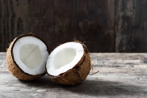 Frutos de coco sobre mesa de madera —  Fotos de Stock