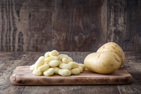 Ongekookt aardappel gnocchi op houten tafel — Stockfoto