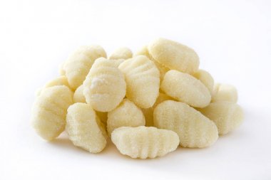 Beyaz arka plan üzerinde izole pişmemiş Patates gnocchi