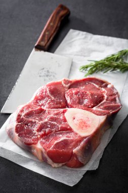 Siyah taş zemin üzerine çiğ et