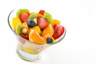 Beyaz arka plan üzerinde izole kristal kase meyve salatası