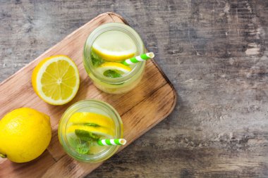 Limonata iç ahşap zemin üzerinde bir kavanoz cam. Üstten Görünüm