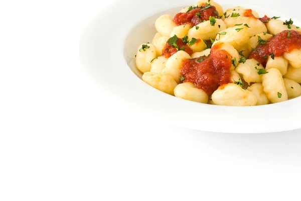 Gnocchi con salsa de tomate aislado sobre fondo blanco.Vista superior — Foto de Stock
