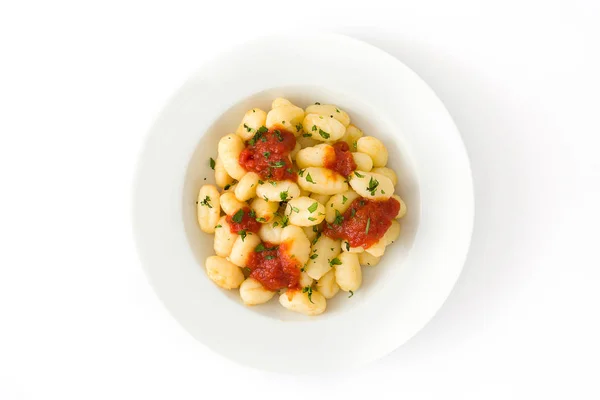 Gnocchi con salsa de tomate aislado sobre fondo blanco.Vista superior — Foto de Stock