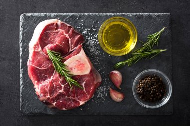 Çiğ et ve malzemeler siyah üstten görünüm kayrak.