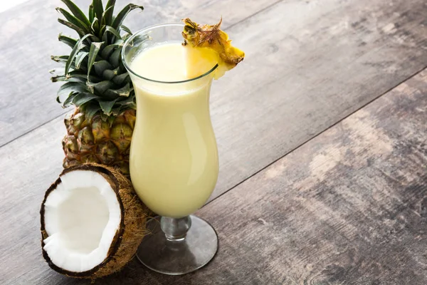 Cocktail Pia colada su fondo legno . — Foto Stock