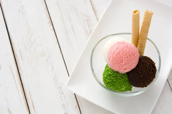 Copas de helado en tazón de cristal sobre madera blanca —  Fotos de Stock