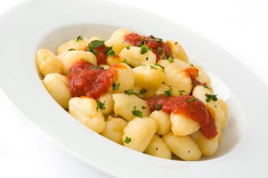 Gnocchi beyaz arka plan üzerinde izole domates soslu.