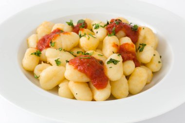 Gnocchi beyaz arka plan üzerinde izole domates soslu.